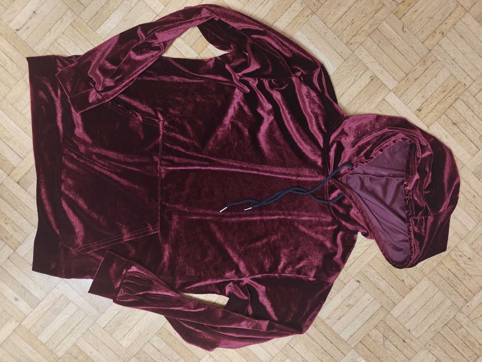 Kleiderpakete: Zwei Kapuzenpullover Set weiss mit Muster und dunkelrot – Gebraucht aus Buchs ZH von ptaluda 2