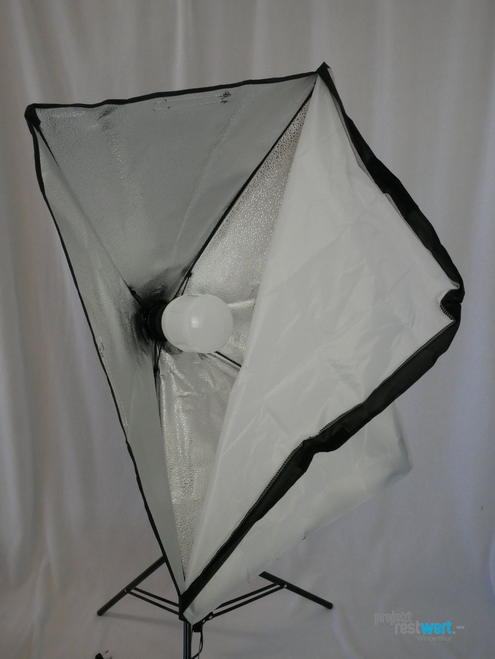 Lampen: PULUZ Softbox Dauerlicht mit Stativ 50x70 cm – Neu (gemäss Beschreibung) aus Winterthur von Restwert_Winterthur 2
