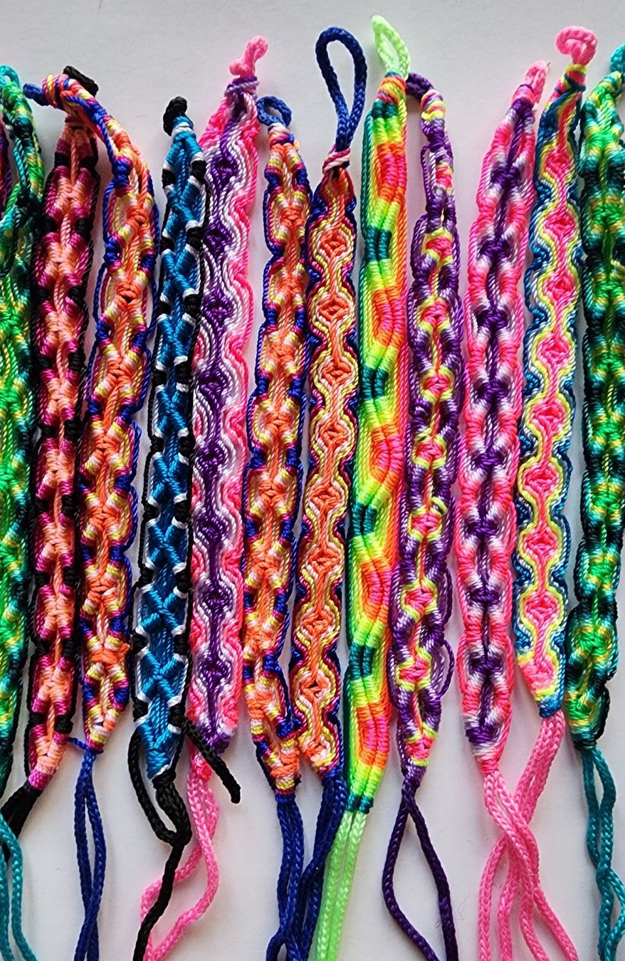 Armbänder & -reifen: PERU 100 FARBENFROHE FREUNDSCHAFTSBÄNDER MIX, NEU!! – Neu (gemäss Beschreibung) aus Lima- Peru von Alpaka-Haus 4