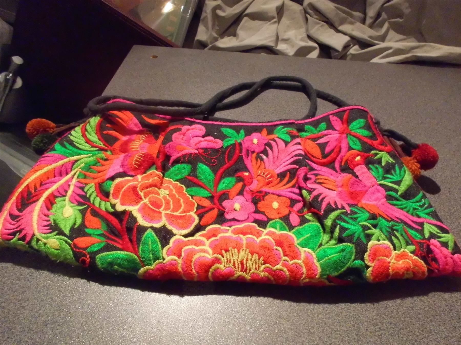 Taschen für Damen: Tasche farbige Blumen, Stoff, mit Reissverschluss – Gebraucht aus Zürich von abraxas1291
