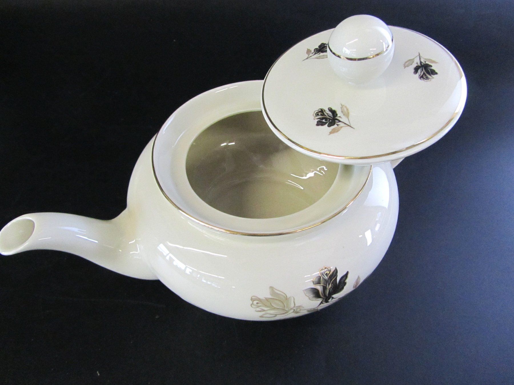 Set di piatti: Teeservice mit schwarzen Blumen – Usato da Muhen venduto da Restwert_Muhen 7