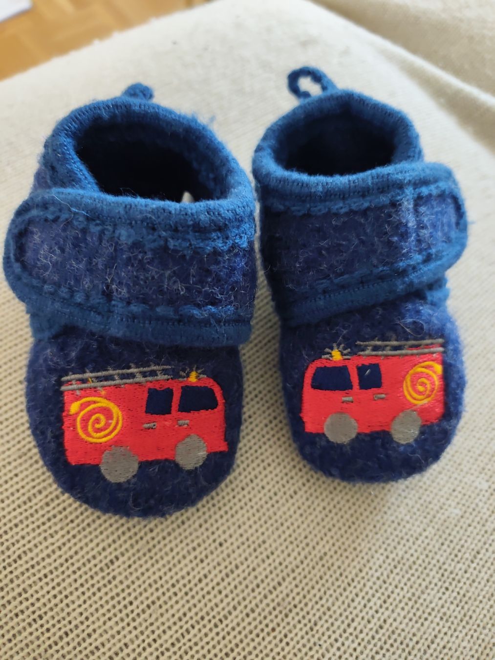 Scarpe per ragazzi: Woll-Krabbel- und Hausschuhe maximo – Usato da Muttenz venduto da Hermesvonthan