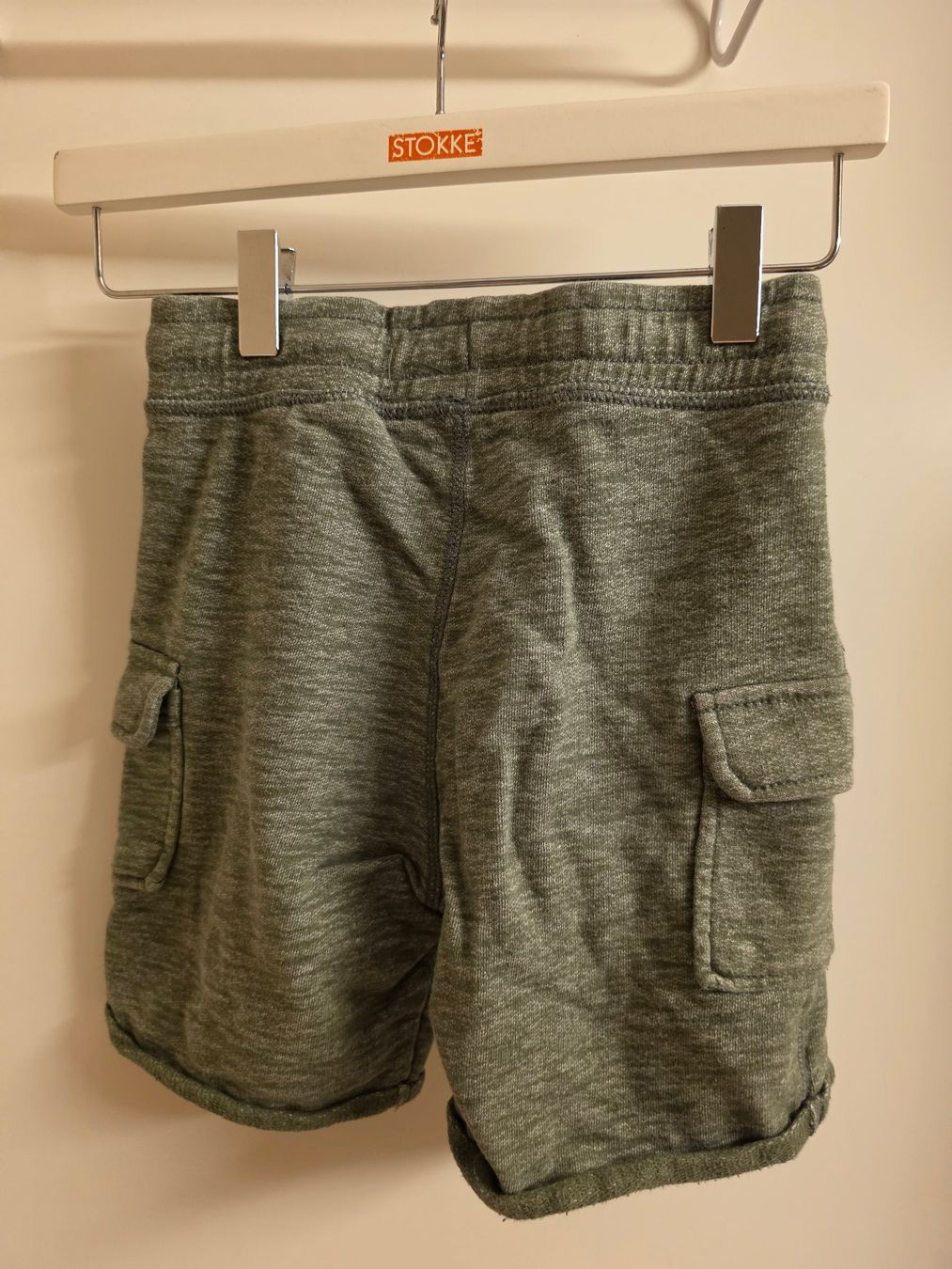 H&M Hosen: Jersey-Shorts olive Gr. 122 – Gebraucht aus Zürich von Pemberleys 1