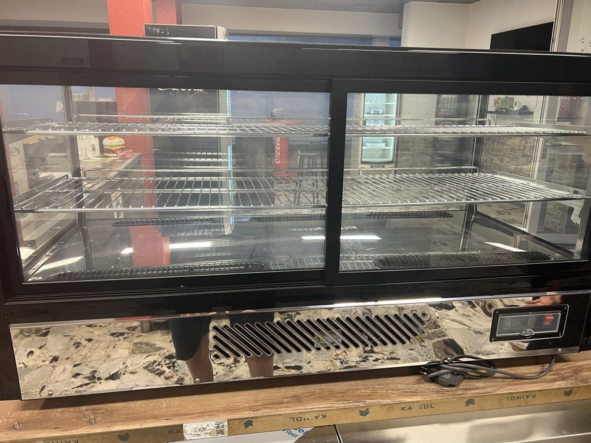 Vetrine: Vetrina refrigerata professionale - Affare! Perfetta – Usato da Lodrino venduto da bep_78gd 2