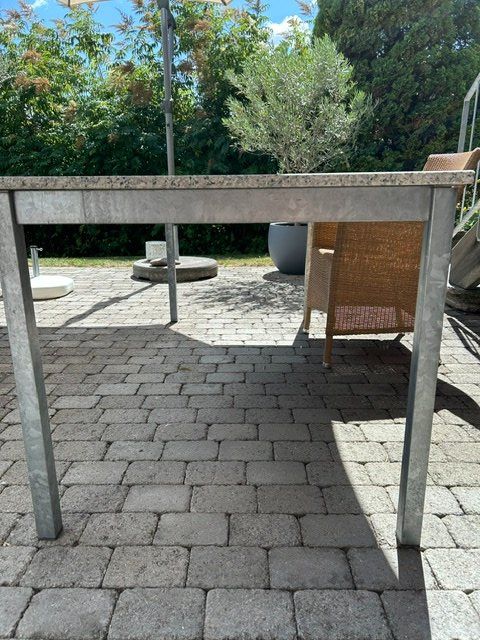 Tische: Granit-Gartentisch – Gebraucht aus Grosshöchstetten von gordes10 3