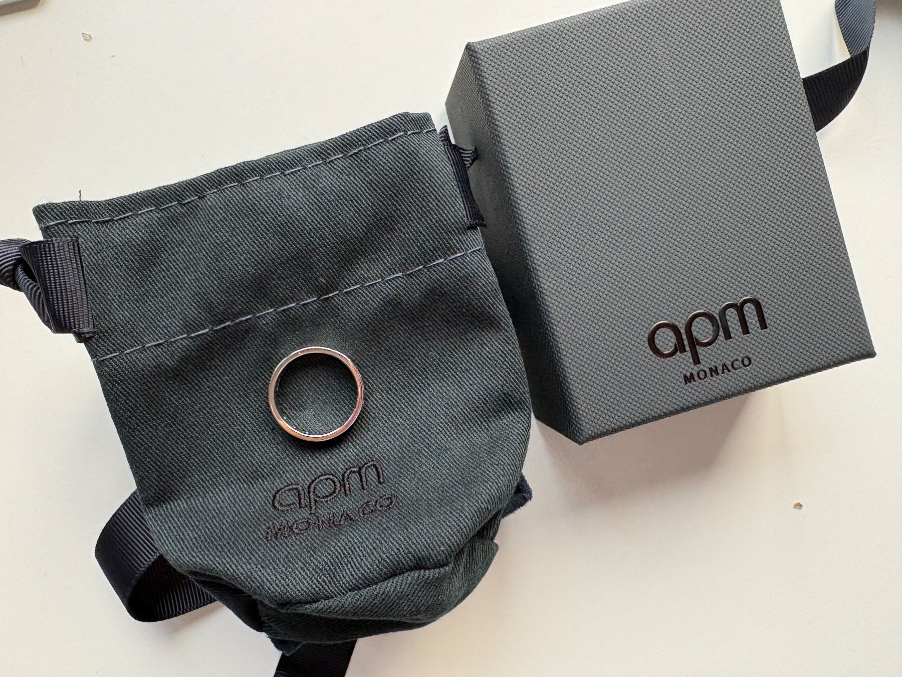 Anelli: APM Monaco Ring mit Morsecode Gr. 52 Silberfarben mit Box – Usato da Luzern venduto da poe_5fml 3