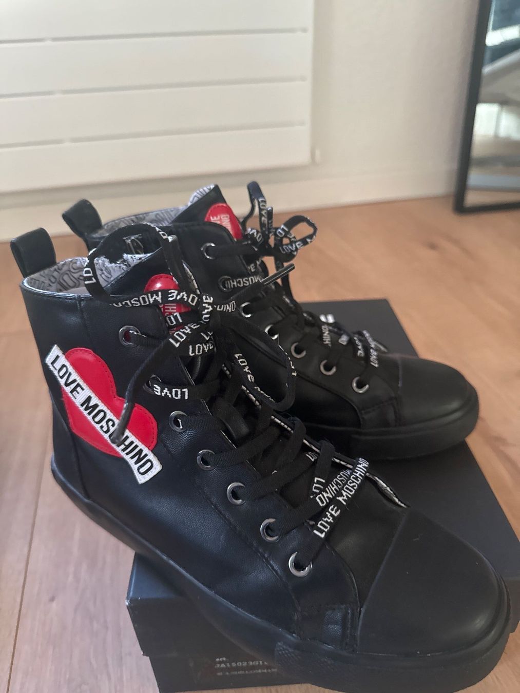 Moschino Damenschuhe: Love Moschino Sneaker High Gr. 37 – Gebraucht aus Schleitheim von ptksz 2