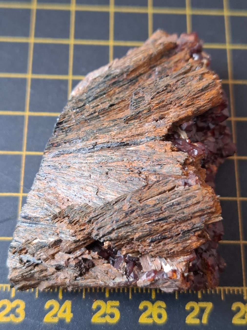 Minerali & Pietre curative: Ein Mineral mit Granaten – Usato da Zwieselberg venduto da Halifaxmendusli 2