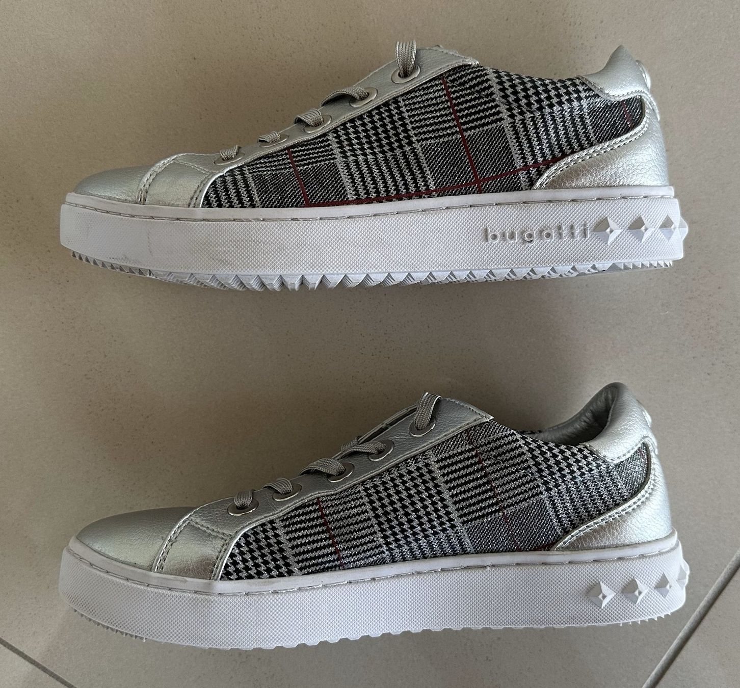 Bugatti Scarpe da donna: Neuwertige Damen Freizeit-Sneakers Bugatti Gr. 37, silber – Usato da Dielsdorf venduto da MTBiker100 7