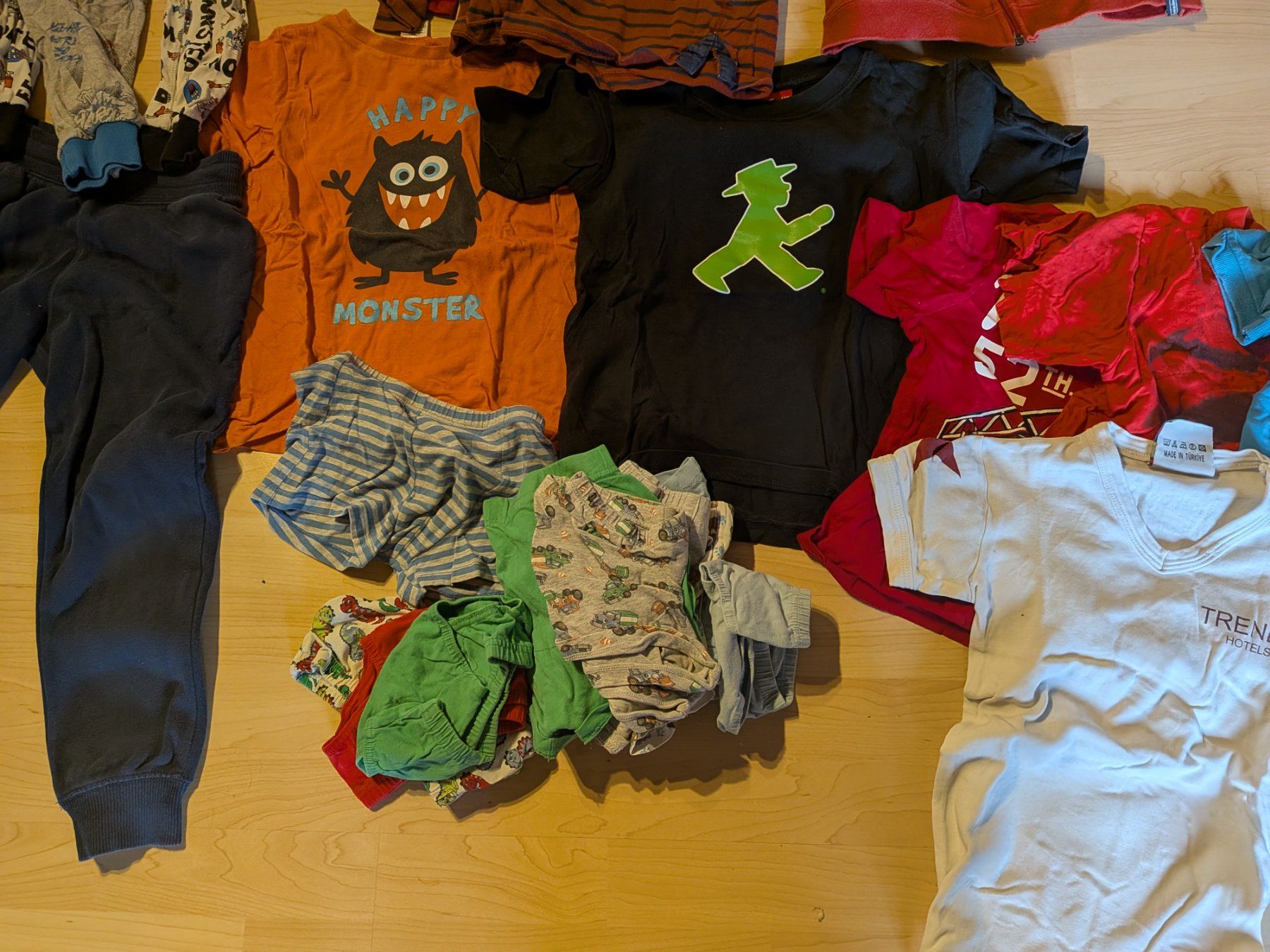 Ensembles coordonnés: Kinderkleidung Paket 122/128 gebraucht – D'occasion à Einsiedeln par Nadin27 2