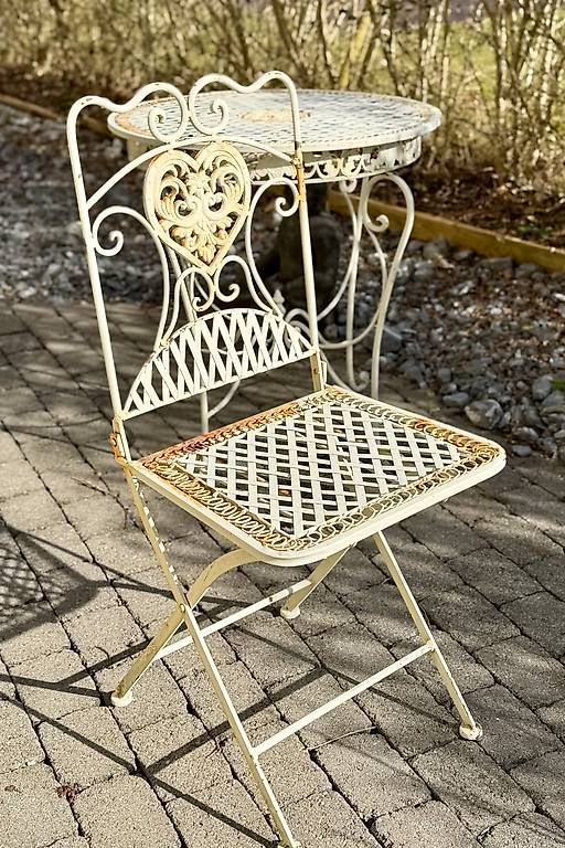Set di tavolo e panche: Romantisches Vintage-Gartenmöbel-Set aus Metall – Usato da Wald ZH venduto da eliane0803 4