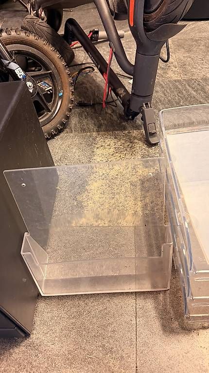 Alle Werkzeuge: Verschiedenes material fürs Büro oder Geschäft  – Gebraucht aus Unterseen von beE-Scooter 3