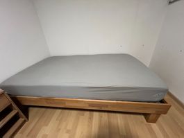 Bett mit Matratze
