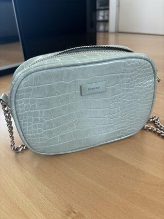 Trendige Umhängetasche im Kroko-Look