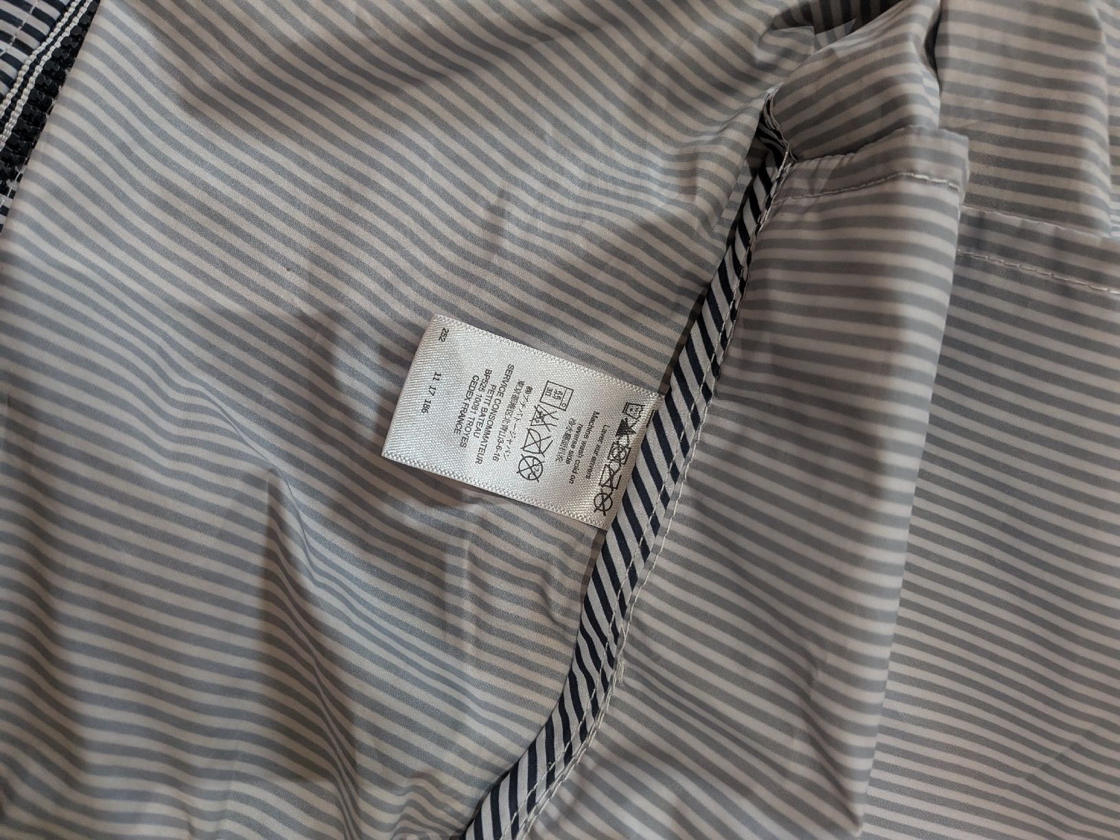Petit Bateau Jacken & Mäntel: Petit Bateau Regenjacke gestreift – Gebraucht aus Eschenbach SG von SanFranciscoCalifornia 2