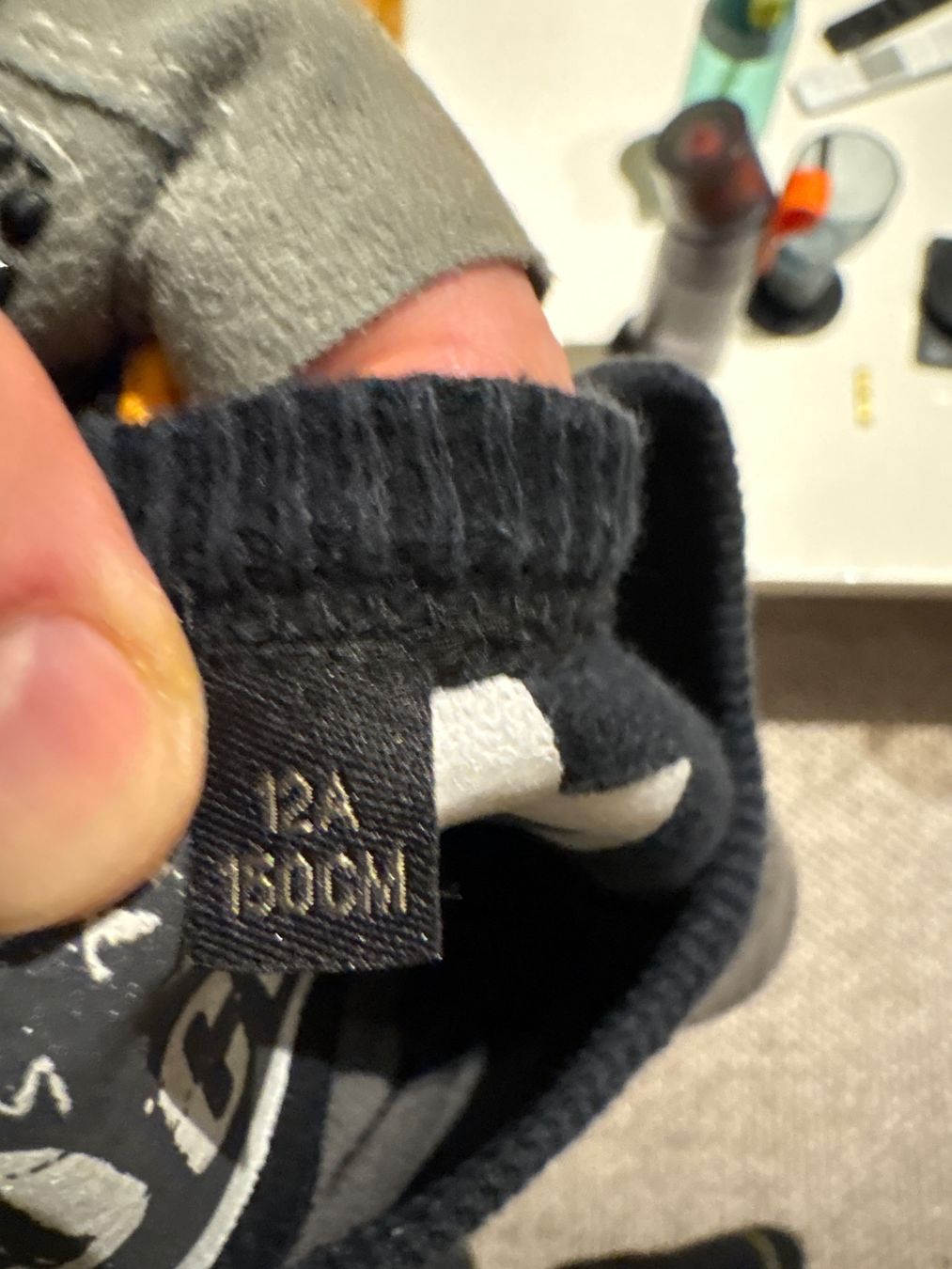 Pullover & Sweatshirts: Pull chaud rayé noir/gris, parfait pour l'automne! – Gebraucht aus Genève von captus 2