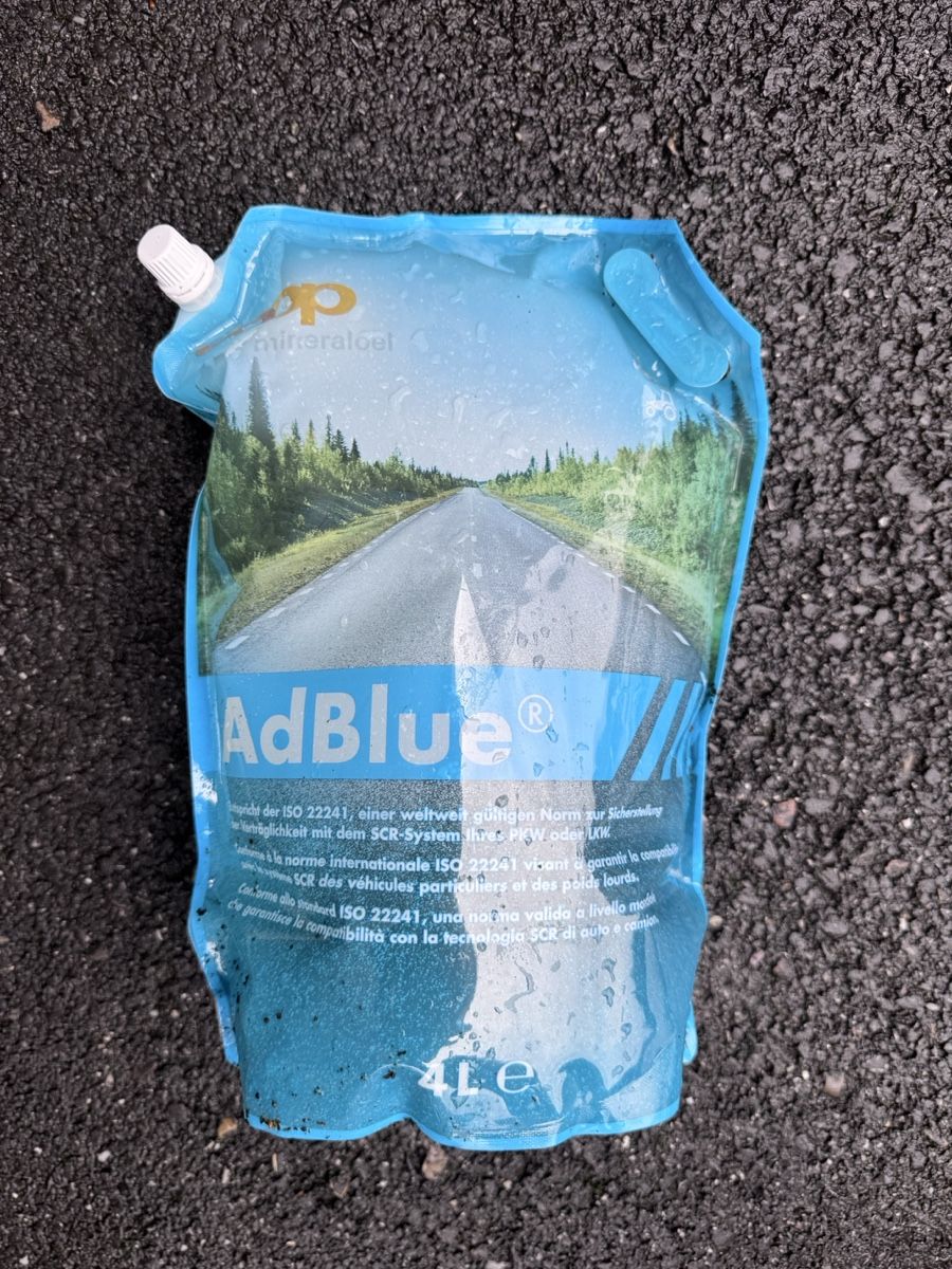 Altro in Stoviglie & Bicchieri: AdBlue 4L "Mineralöl" neu – Nuovo e nell'imballaggio originale da Montlingen venduto da JJ.D