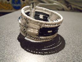 Armreif weiss/schwarze/silberfarbige Perlen