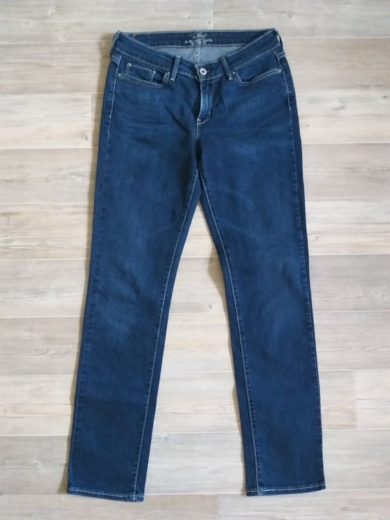 Levis slight curve hot sale classic slim leg