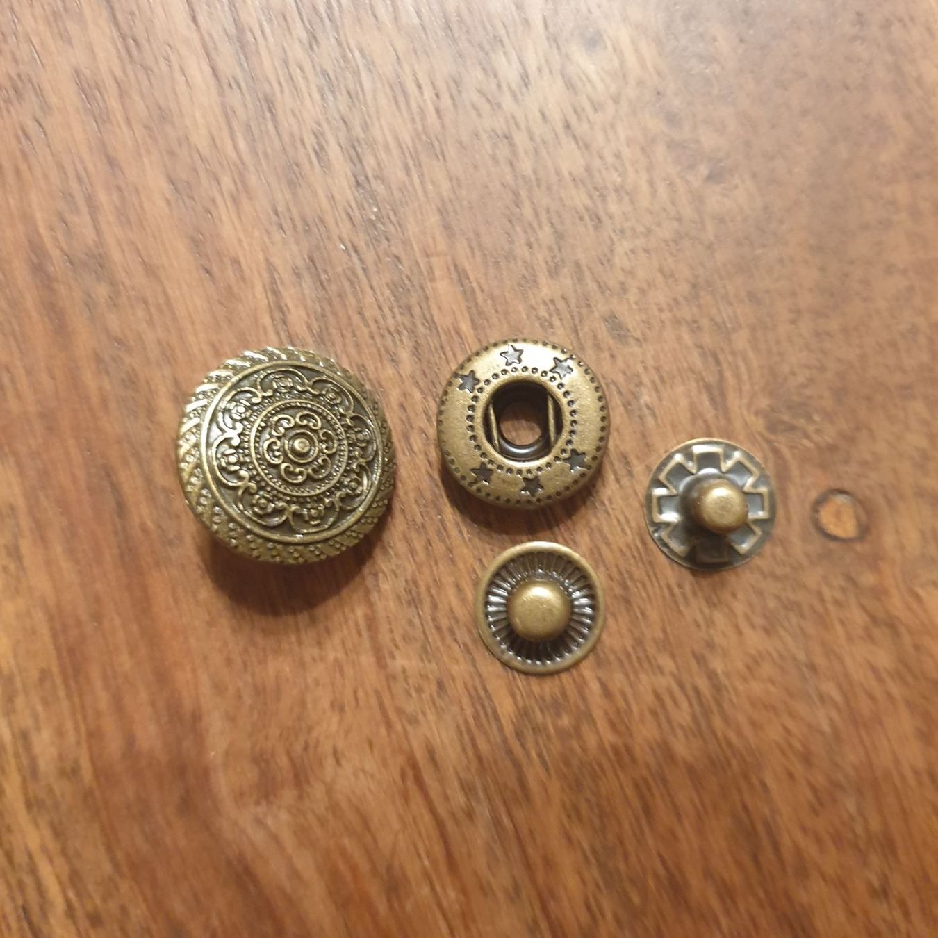 Bottoni: Druckknopf Blume altmessing 15 mm – Nuovo e nell'imballaggio originale da Wiesenberg venduto da mountain-merch 1