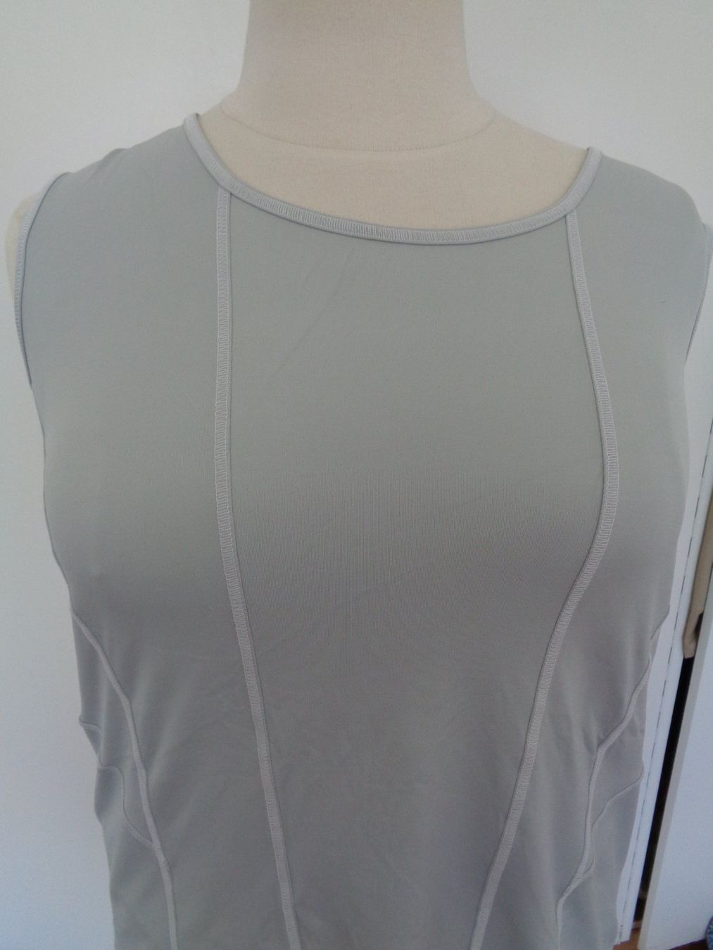 Top: Top gris T. 48 et 50 – Nuovo (secondo la descrizione) da Marin-Epagnier venduto da Madja 1