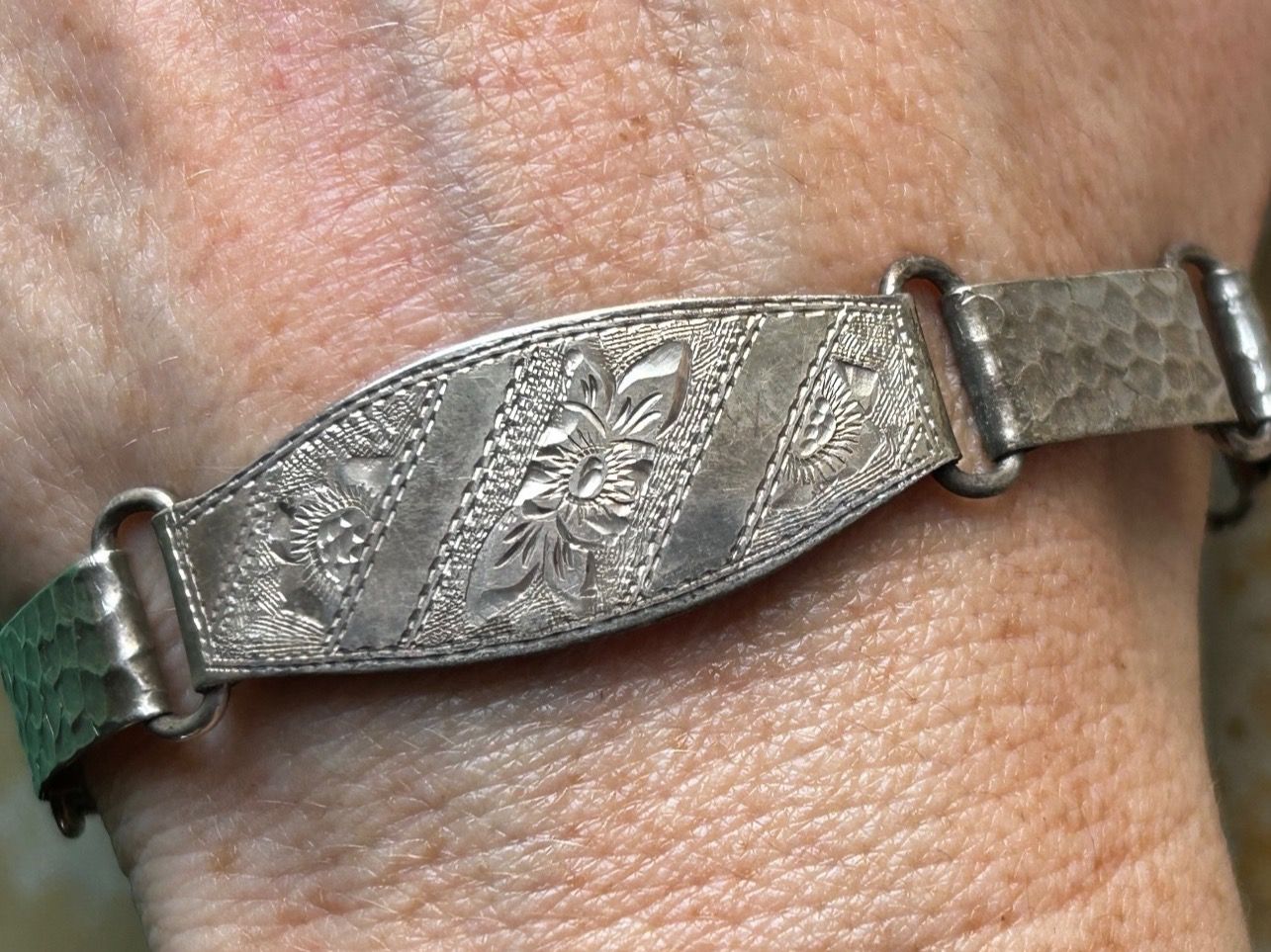 Bracciali & Braccialetti: Vintage Silberarmband, graviert, Hammerschlagmuster – Usato da Dittingen venduto da Bijoubelle