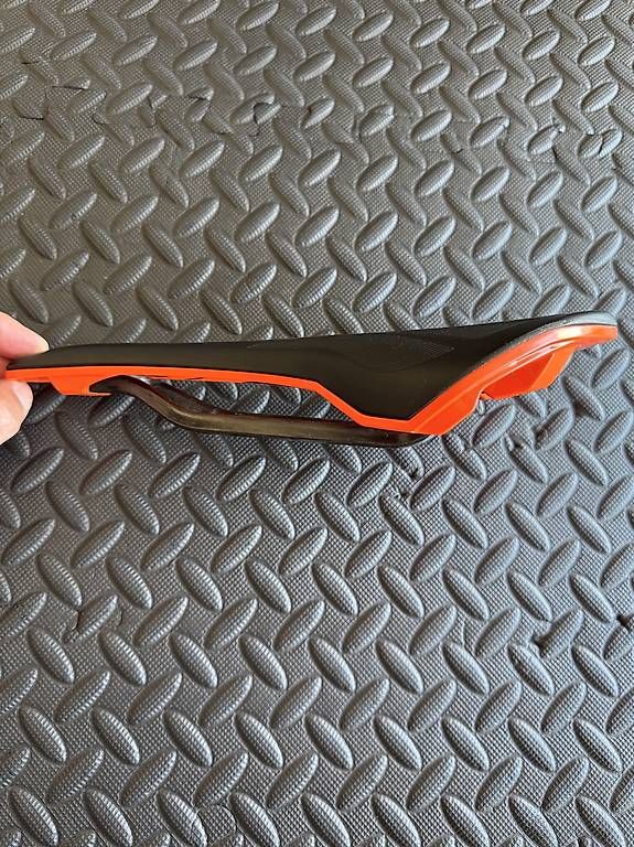 Syncros Ersatzteile: Syncros XM1.0 Sattel orange mit Carbon Streben – Gebraucht aus Aarburg von Trailsurfer 3