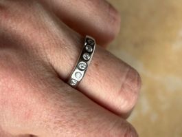 Schicker Damenring mit 7 Sternchen weiss (Gr. 54)