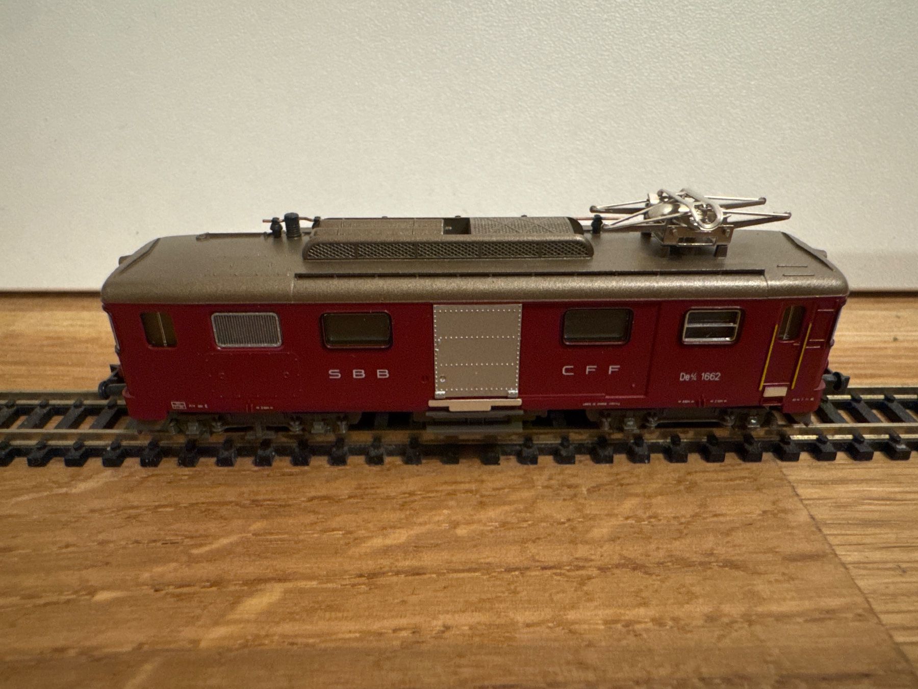 Hobbytrain Modellini di ferrovie: Hobbytrain 14442 SBB E-Lok De 4/4 1662 – Nuovo (secondo la descrizione) da Schlierbach venduto da Look8 3