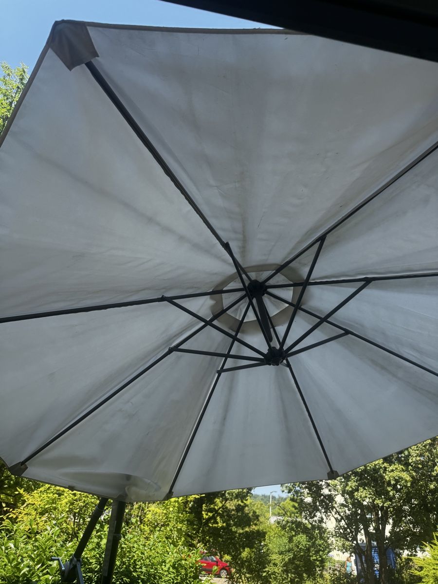 Parasols: Sonnenschirm Hängeschirm weiss mit Plattenständer – D'occasion à Basel par bau_6tk8 6