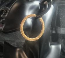 Orecchini a cerchio dorati decorati con maglia a catena