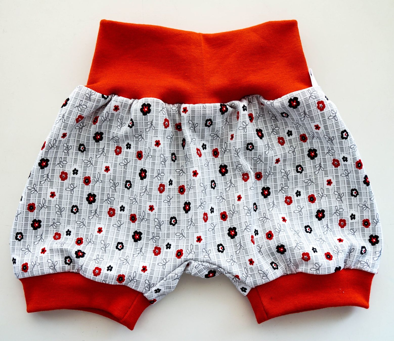 Hosen: Kurze Pumphose mit Blumen 56/62 NEU – Neu und originalverpackt aus Zürich von sambaum