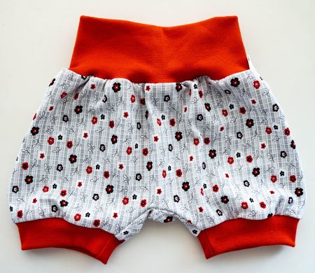 Kurze Pumphose mit Blumen 56/62 NEU