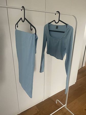 Blauer zweiteiler