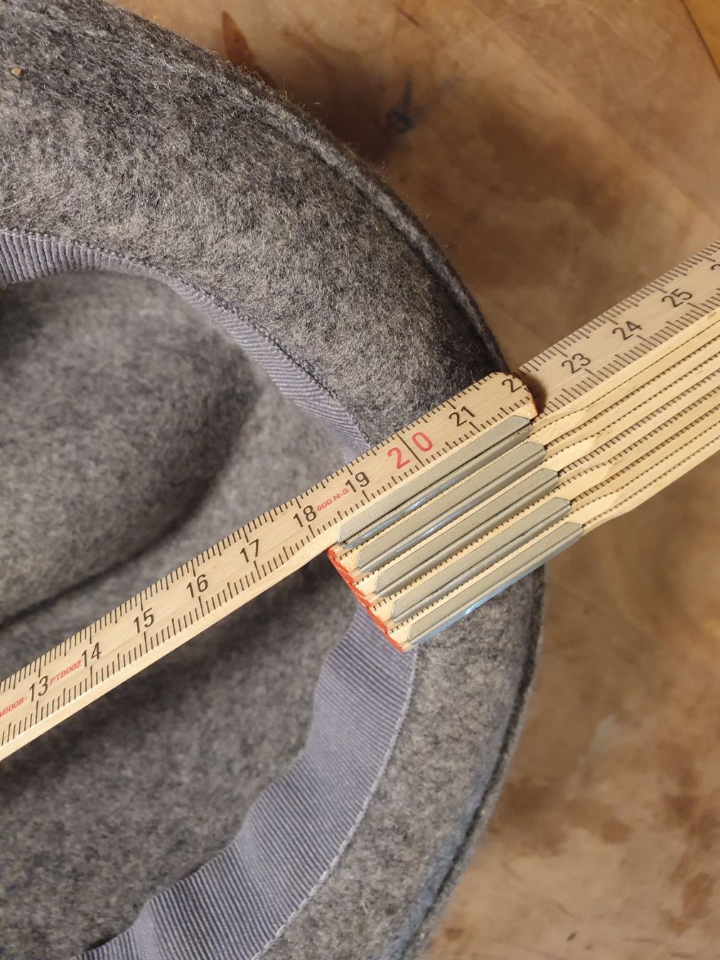 Copricapi, berretti & cappellini: Filzhut grau mit rotem Hutband – Usato da Zürich venduto da loosebone 3