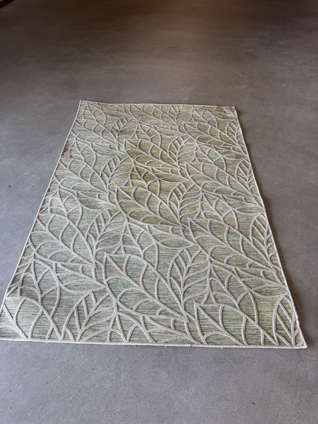 Teppiche: Outdoor Teppich mit Blattmuster grün/beige – Gebraucht aus WettswiL von mpo_hp7y