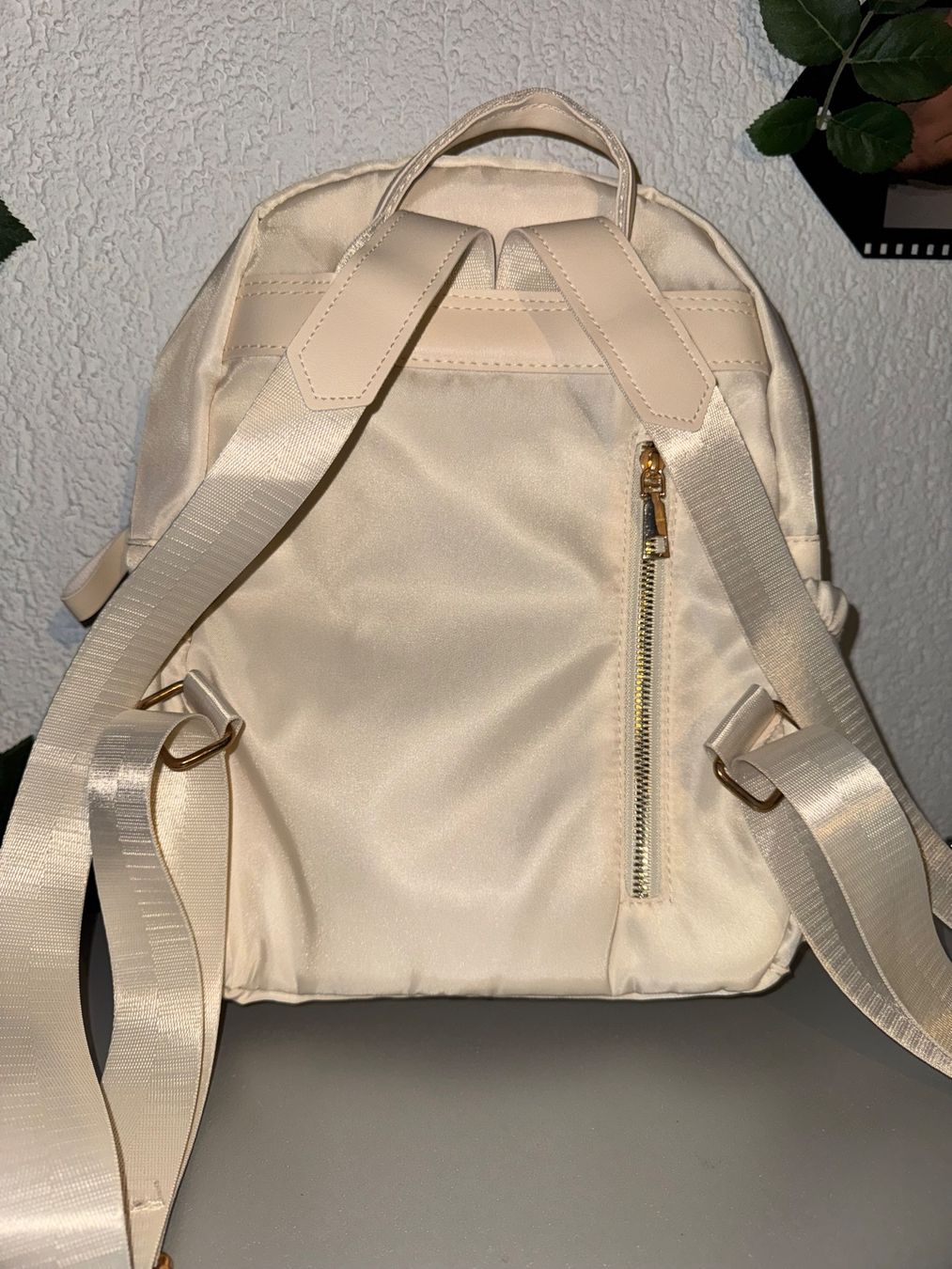 Zaini: Schöner cremefarbener Rucksack mit Metallperlen – Nuovo (secondo la descrizione) da Grosswangen venduto da shoes.bags.and.co 6
