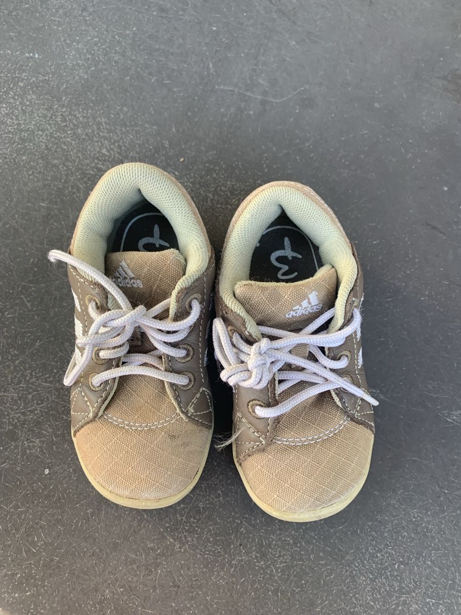 Chaussures garçon: Adidas Kinder Freizeitschuhe Grösse 21 gebraucht – D'occasion à Laufen par Twingi33
