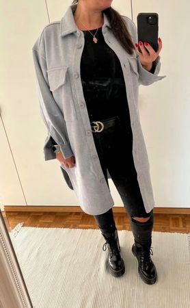 Graue Jacke. Lange warme Hemdbluse
