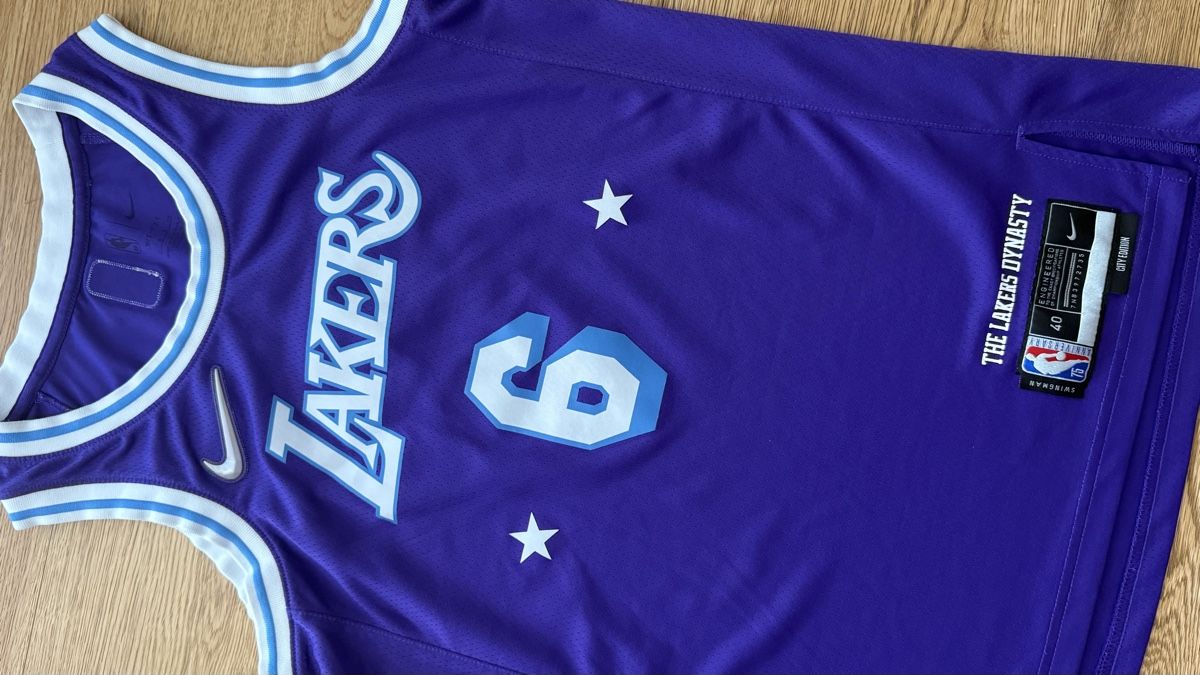 Nike Leibchen & Hosen: Lakers Jersey James Size 40 S – Gebraucht aus Boswil von hey.itsme 1