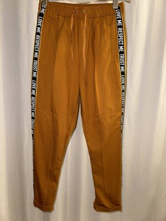 Trendige Herbst Hose in Ocker mit Schriftzug, Gr. M (40)