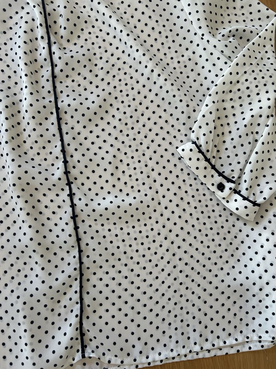 Tops: Blouse à petits pois  – D'occasion à Daillens par guisepa 1