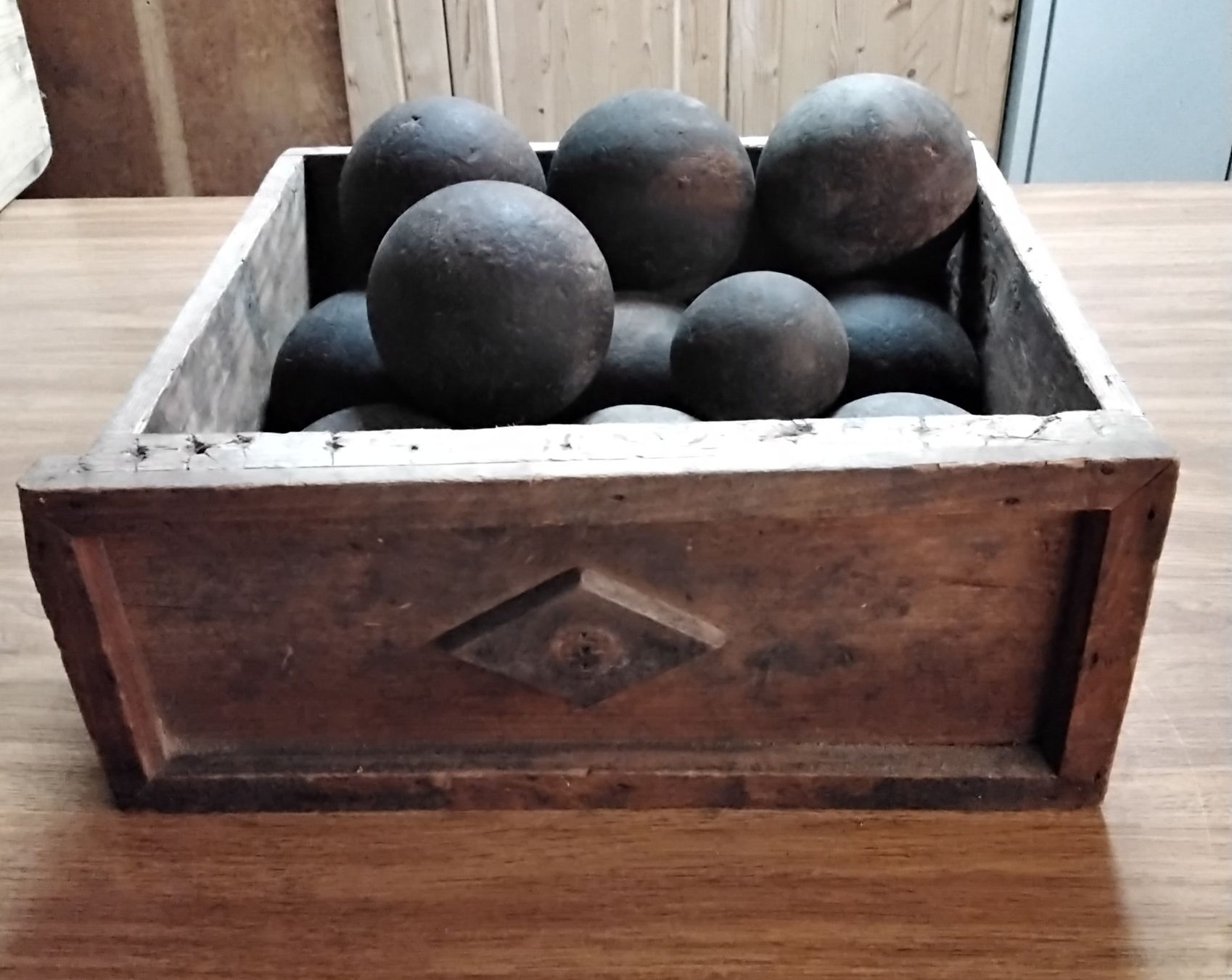 Articoli in legno: Antike Holzkugeln mit alter Schublade. – Usato da Sonnental venduto da joh_p7np