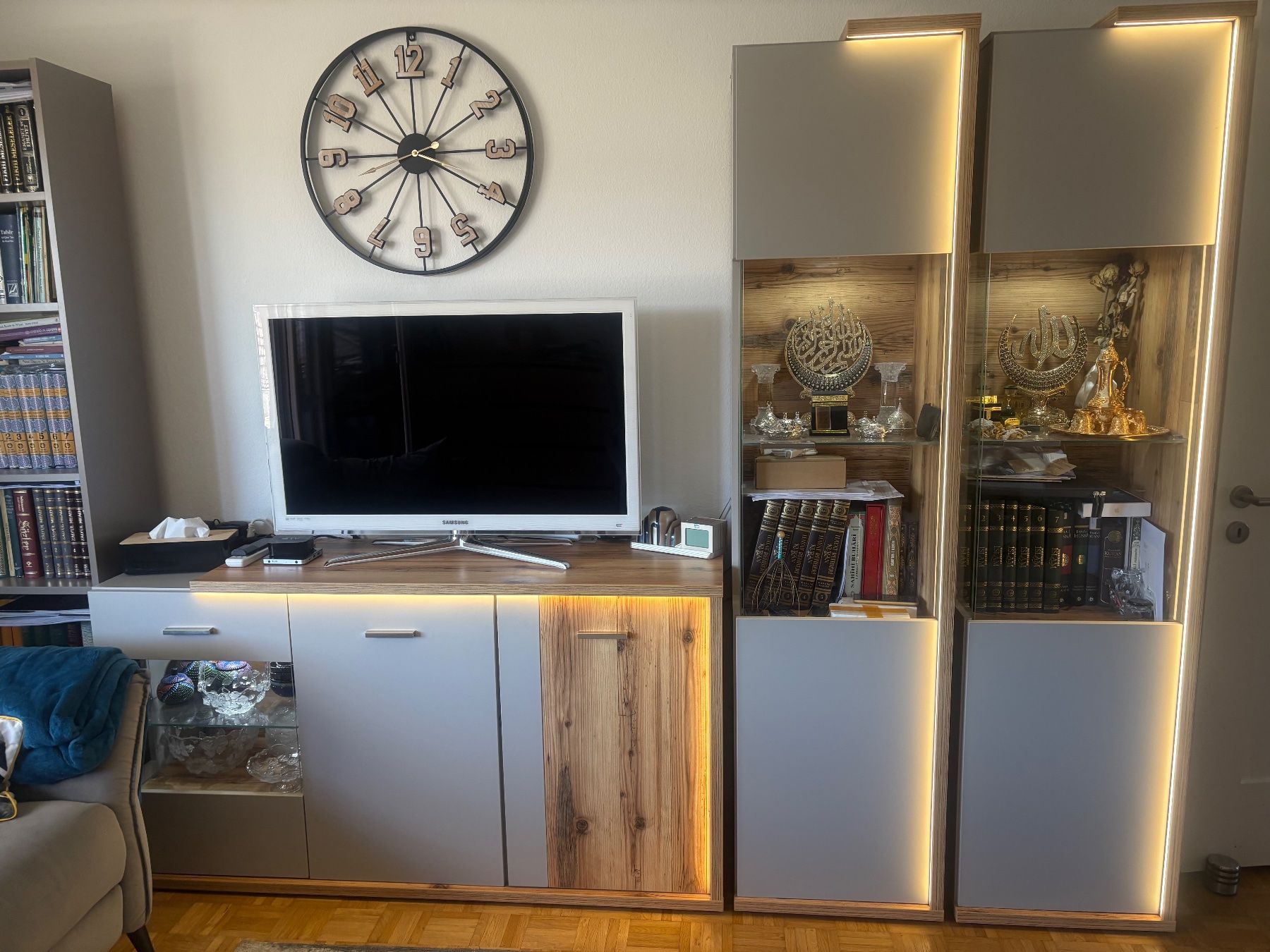 TV Möbel: Sideboard mit Vitrine, TV Möbel – Gebraucht aus Winterthur von tusem-tet 1