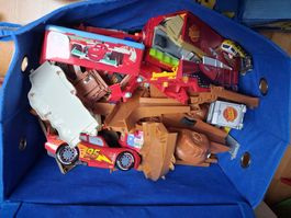 Caisse pleine de jouets cars