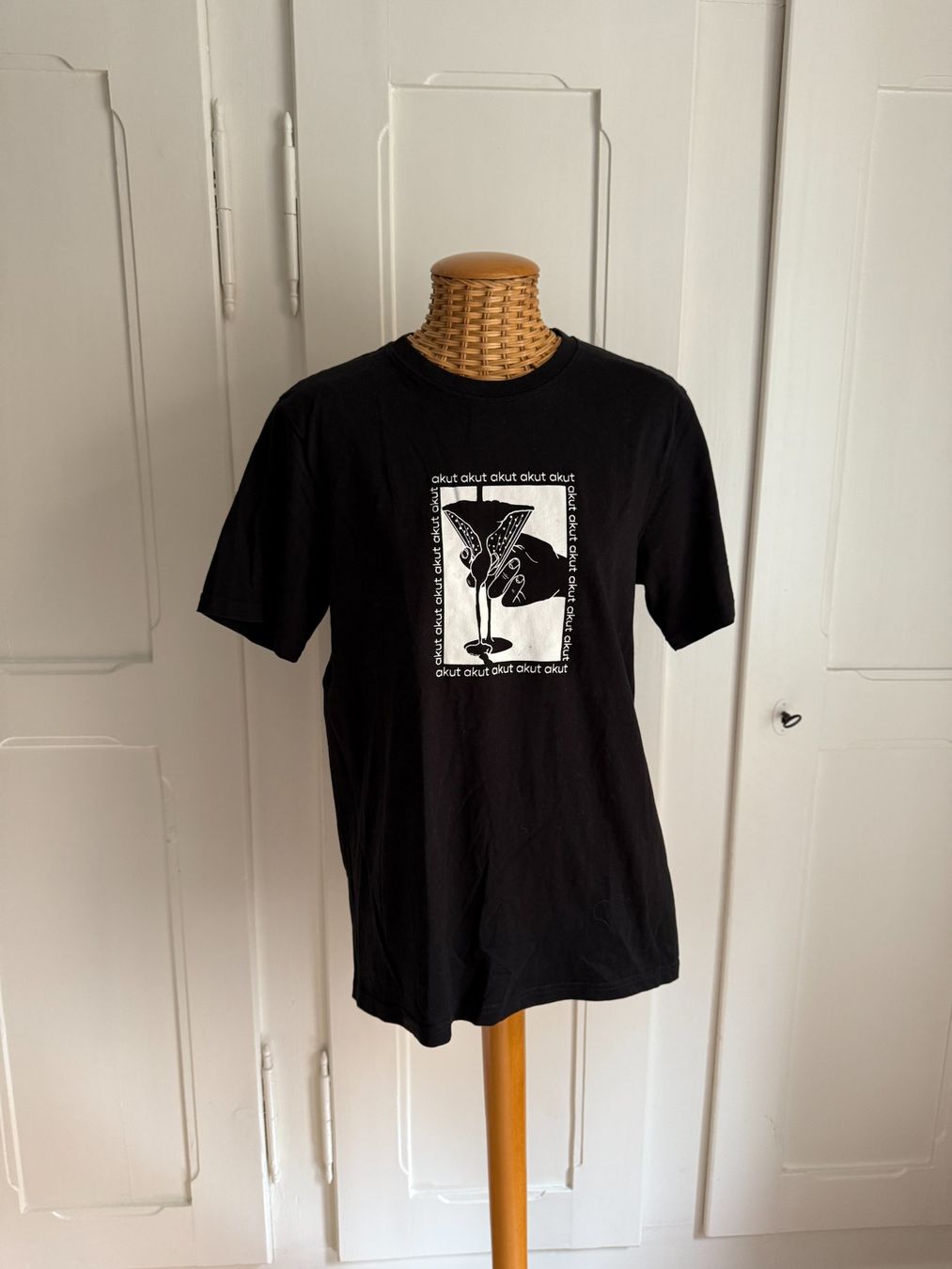 T-Shirts: AKUT T-Shirt schwarz S – Gebraucht aus Zürich von Diazaio
