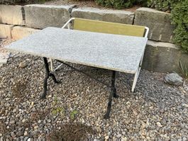 Gartentisch mit Granitplatte und Gusseisen Gestell