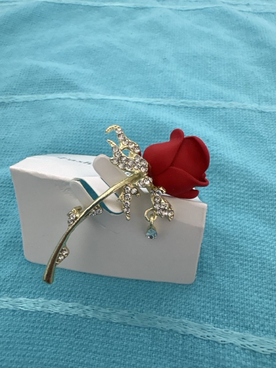Broches & Aiguilles: Broschen Rose rot  – Neuf (Voir description) à Zürich par Sundaygirl