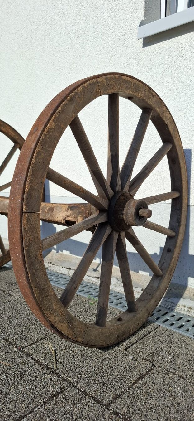 Pneus & Roues: Wagenrad mit Achse Antik / Deko – D'occasion à Uznach par boos8 1