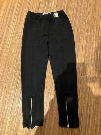 Schicke Hose, Schwarz, Gr. 128, mit Reissverschlüssen